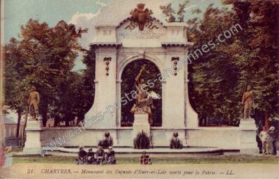 Carte postale ancienne Monument des Enfants d'Eure-et-Loir morts pour la Patrie — Chartres (Eure-et-Loir)