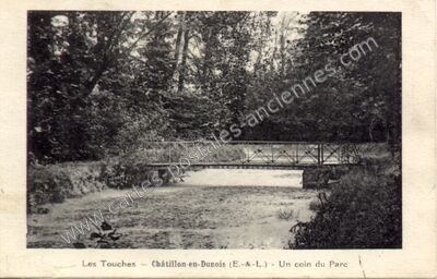 Carte postale ancienne Les Touches - Un coin du Parc — Chatillon en Dunois (Eure-et-Loir)