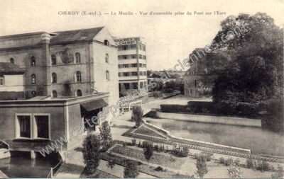 Carte postale ancienne Le Moulin — Vue d'ensemble prise du Pont sur l'Eure — Cherisy (Eure-et-Loir)