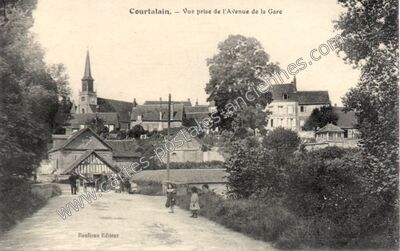 Carte postale ancienne Vue prise de l'Avenue de la Gare — Courtalain (Eure-et-Loir)