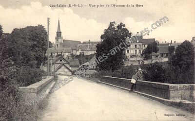 Carte postale ancienne Vue prise de l'Avenue de la Gare — Courtalain (Eure-et-Loir)