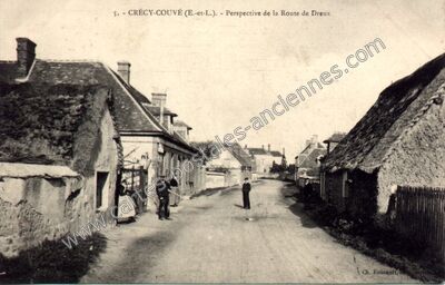 Carte postale ancienne Perspective de la Route de Dreux — Crécy-Couvé (Eure-et-Loir)