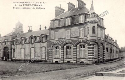 Carte postale ancienne Façade extérieur du Château — La Ferté-Vidame (Eure-et-Loir)