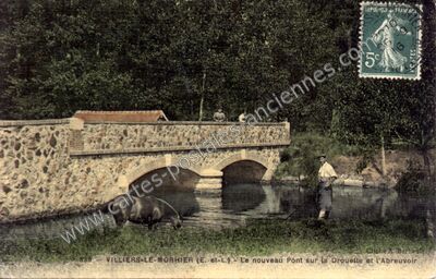 Carte postale ancienne Le nouveau Pont sur la Drouette et l'Abreuvoir — Villiers-le-Morhier (Eure-et-Loir)