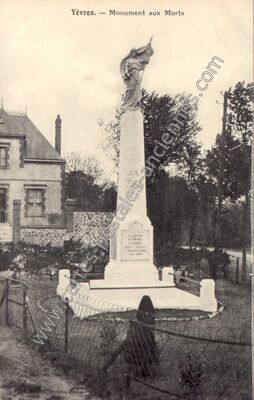 Carte postale ancienne Monument aux Morts — Yèvres (Eure-et-Loir)