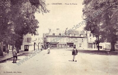 Carte postale ancienne Place St-Pierre — Chartres (Eure-et-Loir)