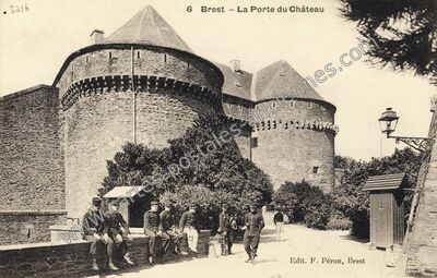 Carte postale ancienne La Porte du Château — Brest (Finistère)