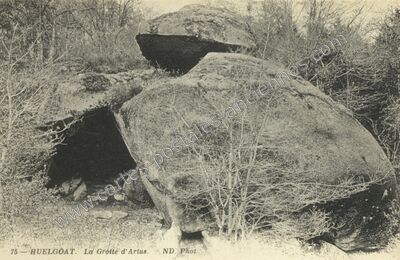 Carte postale ancienne La Grotte d'Artus — Huelgoat (Finistère)