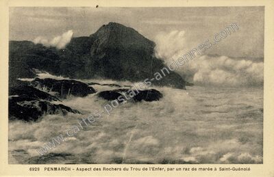 Carte postale ancienne Aspect des Rochers du Trou de l'Enfer, par un raz de marée — Penmarch (Finistère)