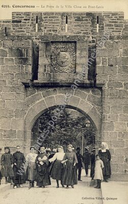 Carte postale ancienne La Porte de la Ville Close au Pont-Levis — Concarneau (Finistère)