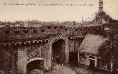 Carte postale ancienne La Porte principale de la Ville Close, à droite le beffroi — Concarneau (Finistère)