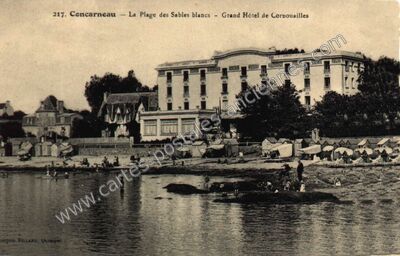 Carte postale ancienne La Plage des Sables blancs - Grand Hôtel de Cornouailles — Concarneau (Finistère)