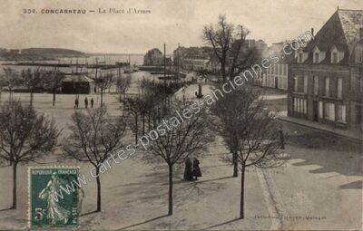 Carte postale ancienne La Place d'Armes — Concarneau (Finistère)