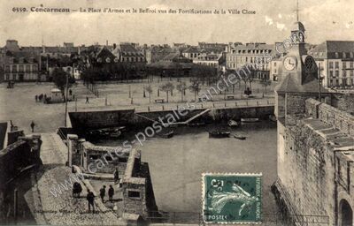Carte postale ancienne La Place d'Armes et le Beffroi vus des Fortifications de la Ville Close — Concarneau (Finistère)