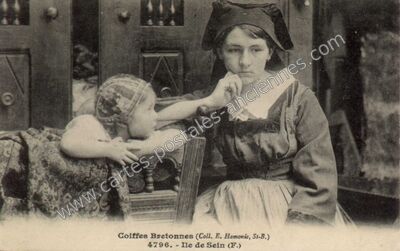 Carte postale ancienne Coiffes Bretonnes — Île-de-Sein (Finistère)