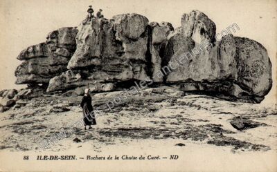 Carte postale ancienne Rochers de la Chaise du Curé — Île-de-Sein (Finistère)