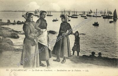 Carte postale ancienne La Rade au Couchant. — Sardinières sur la Falaise — Concarneau (Finistère)
