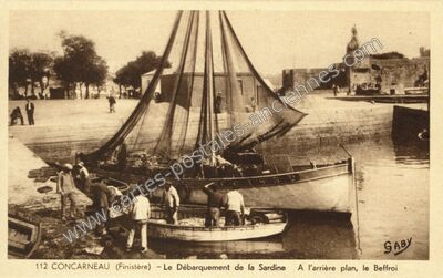Carte postale ancienne Le Débarquement de la Sardine A l'arrière plan, le Beffroi — Concarneau (Finistère)