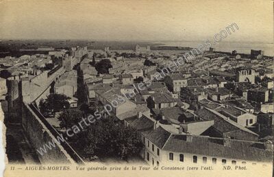 Carte postale ancienne Vue générale prise de la Tour de Constance (vers l'est) — Aigues-Mortes (Gard)