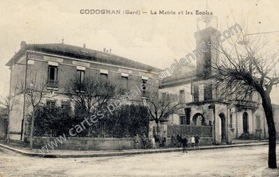 Carte postale ancienne La Mairie et les Ecoles — Codognan (Gard)