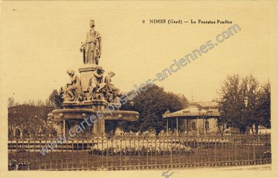 Carte postale ancienne La Fontaine Pradier — Nîmes (Gard)