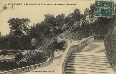 Carte postale ancienne Jardin de la Fontaine - Source et Escalier — Nîmes (Gard)