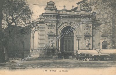 Carte postale ancienne Le Musée — Nîmes (Gard)