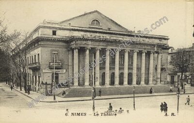 Carte postale ancienne Le Théâtre — Nîmes (Gard)