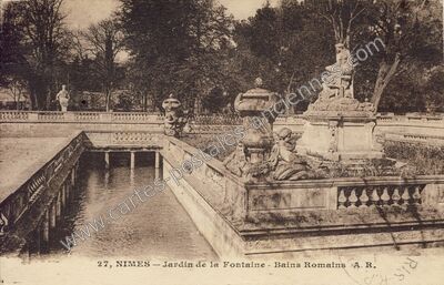 Carte postale ancienne Jardin de la Fontaine — Bains Romains — Nîmes (Gard)