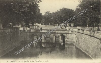 Carte postale ancienne Le Jardin de la Fontaine — Nîmes (Gard)