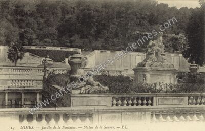 Carte postale ancienne Jardin de la Fontaine. — Statue de la Source — Nîmes (Gard)