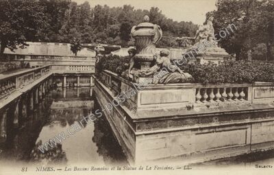 Carte postale ancienne Les Bassins Romains et la Statue de La Fontaine — Nîmes (Gard)