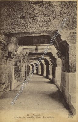 Carte postale ancienne Galerie du premier étage des Arènes — Nîmes (Gard)