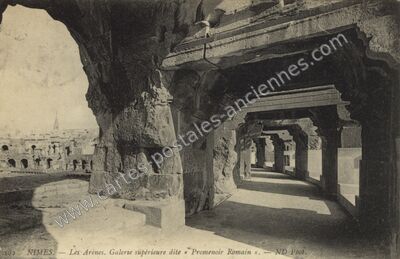 Carte postale ancienne Les Arènes. Galerie supérieure dite « Promenoir Romain « — Nîmes (Gard)