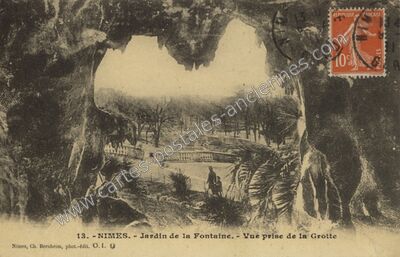 Carte postale ancienne Jardin de la Fontaine. - Vue prise de la Grotte — Nîmes (Gard)
