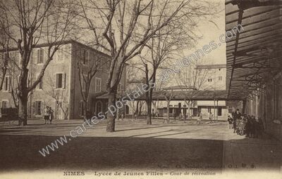 Carte postale ancienne Lycée de Jeunes Filles - Cour de récréation — Nîmes (Gard)