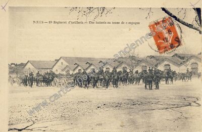 Carte postale ancienne 19e Régiment d'Artillerie — Une batterie en tenue de campagne — Nîmes (Gard)