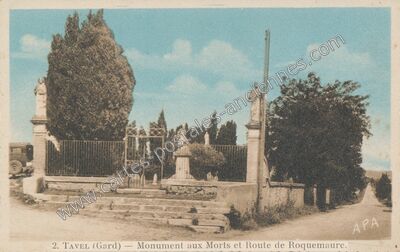 Carte postale ancienne Monument aux Morts et Route de Roquemaure — Tavel (Gard)