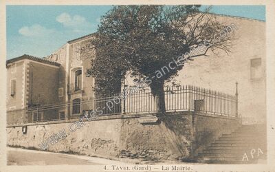 Carte postale ancienne La Mairie — Tavel (Gard)