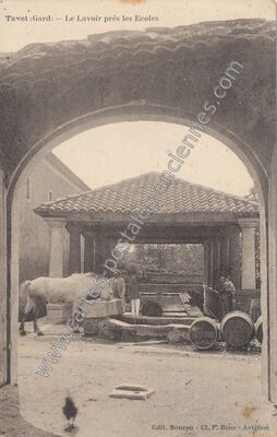 Carte postale ancienne Le Lavoir près les Ecoles — Tavel (Gard)
