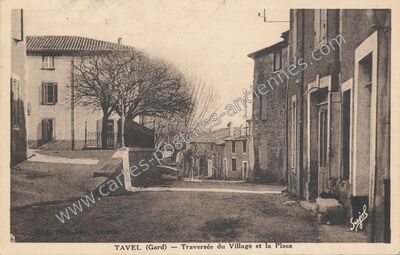 Carte postale ancienne Traversée du Village et la Place — Tavel (Gard)