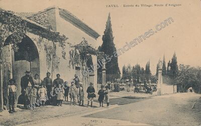 Carte postale ancienne Entrée du Village. Route d'Avignon — Tavel (Gard)