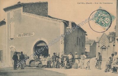 Carte postale ancienne Rue du Commerce — Tavel (Gard)