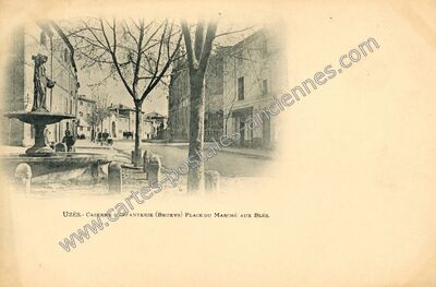 Carte postale ancienne Caserne d'Infanterie (Brueys) Place du Marché aux Blés — Uzès (Gard)