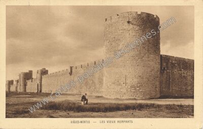 Carte postale ancienne Les Vieux Remparts — Aigues-Mortes (Gard)
