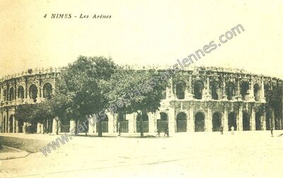 Carte postale ancienne Les Arénes — Nîmes (Gard)