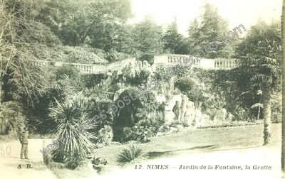Carte postale ancienne Jardin de la Fontaine, la Grotte — Nîmes (Gard)