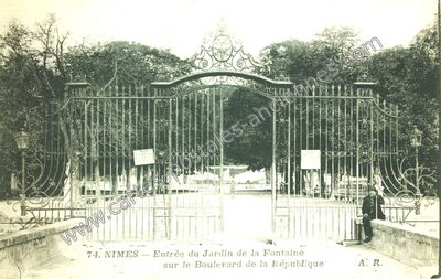 Carte postale ancienne Entrée du Jardin de la Fontaine sur le Boulevard de la République — Nîmes (Gard)