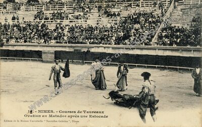 Carte postale ancienne Courses de Taureaux Ovation au Matador après une Estocade — Nîmes (Gard)