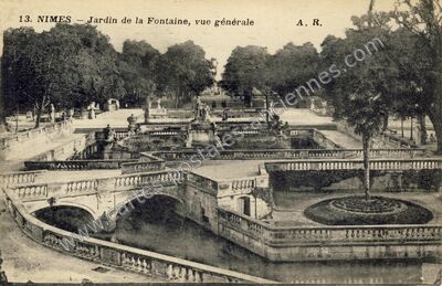 Carte postale ancienne Jardin de la Fontaine, vue générale — Nîmes (Gard)